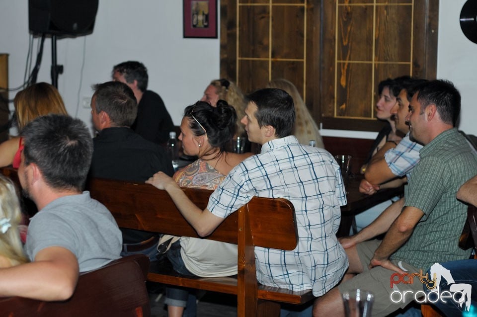 Teatru: Cipsuri şi Dale în Queen's, Queen's Music Pub