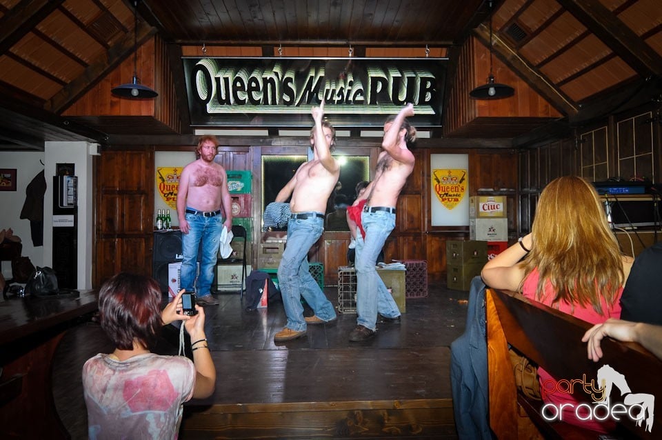 Teatru: Cipsuri şi Dale în Queen's, Queen's Music Pub