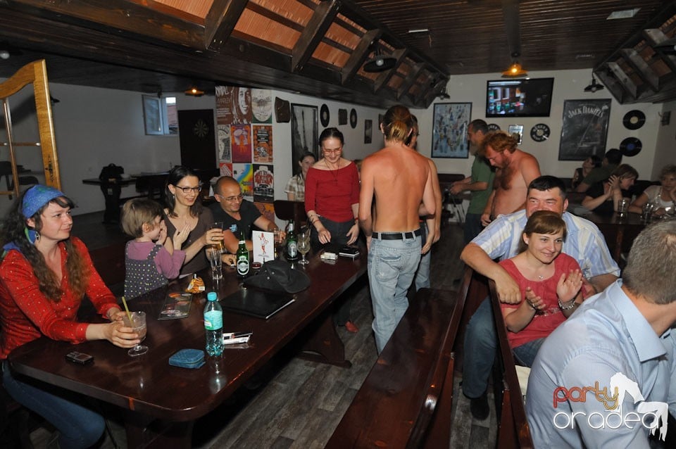 Teatru: Cipsuri şi Dale în Queen's, Queen's Music Pub