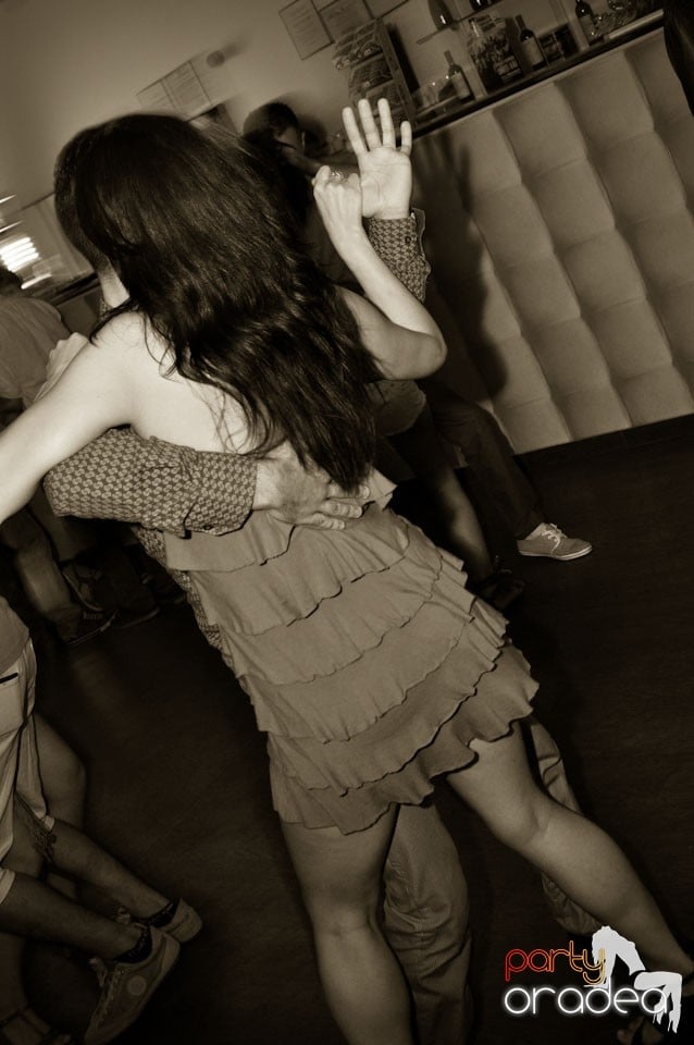 The city is dancing in Blondy's Art Café, 