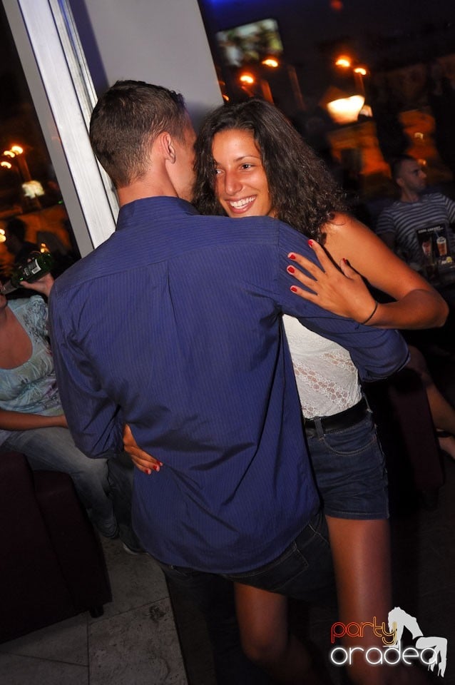 The city is dancing in Blondy's Art Café, 