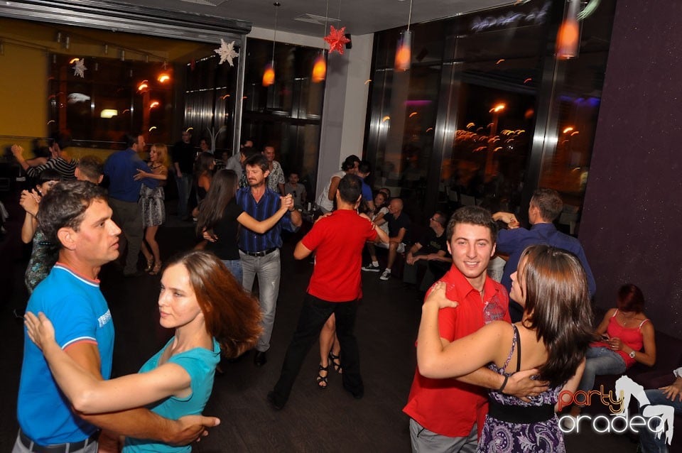 The city is dancing in Blondy's Art Café, 