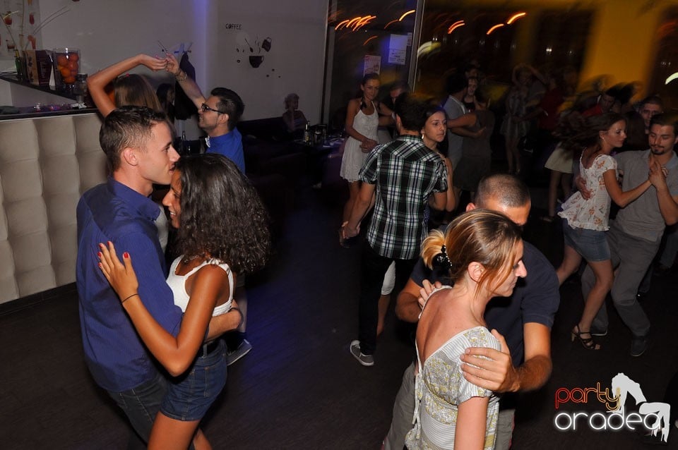 The city is dancing in Blondy's Art Café, 