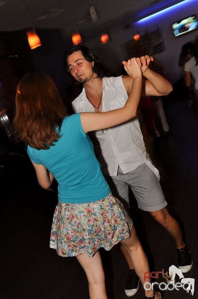 The city is dancing in Blondy's Art Café, 