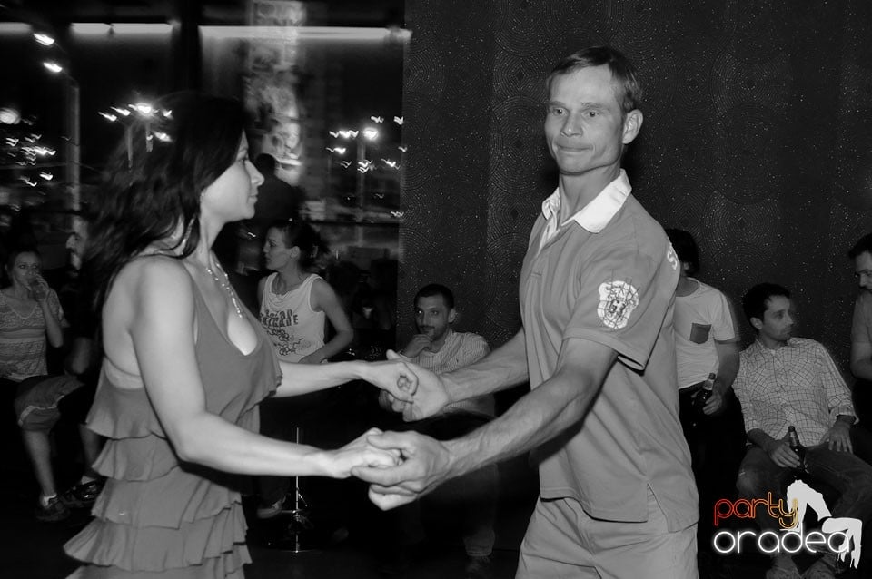 The city is dancing in Blondy's Art Café, 