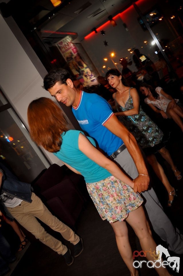 The city is dancing in Blondy's Art Café, 