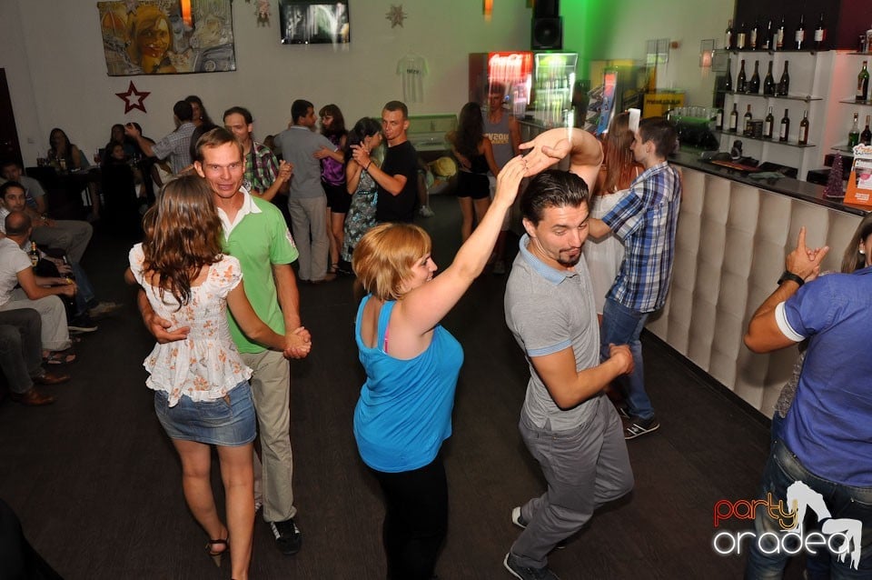 The city is dancing in Blondy's Art Café, 