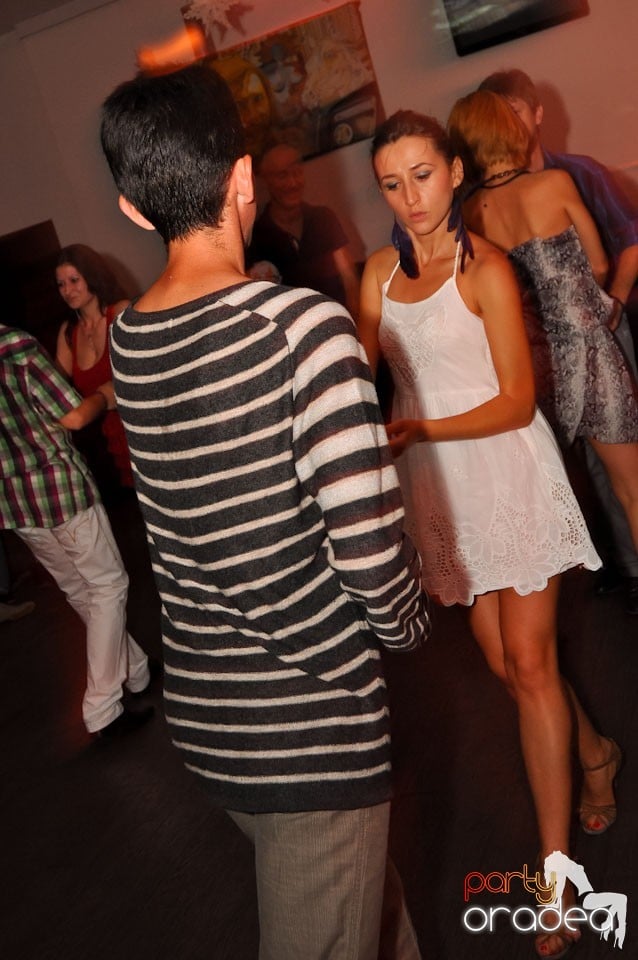 The city is dancing in Blondy's Art Café, 