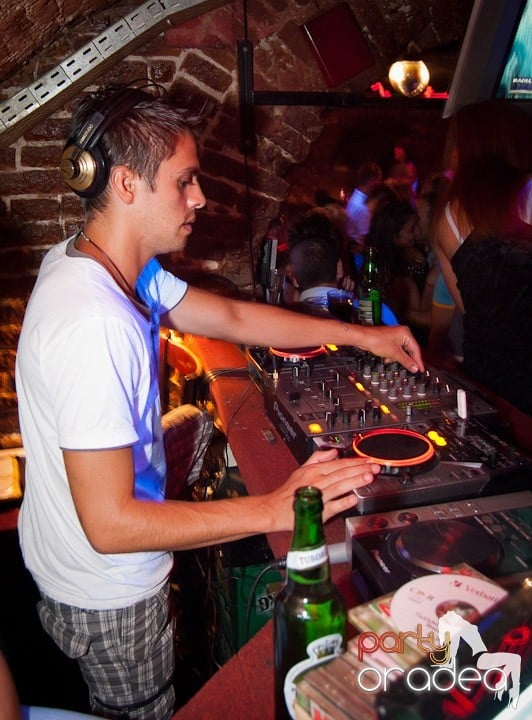 Un nou party marca Escape, 