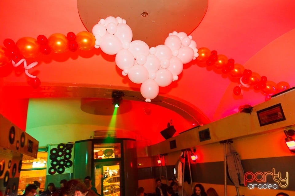 Valentine's Day Party în Yellow, 