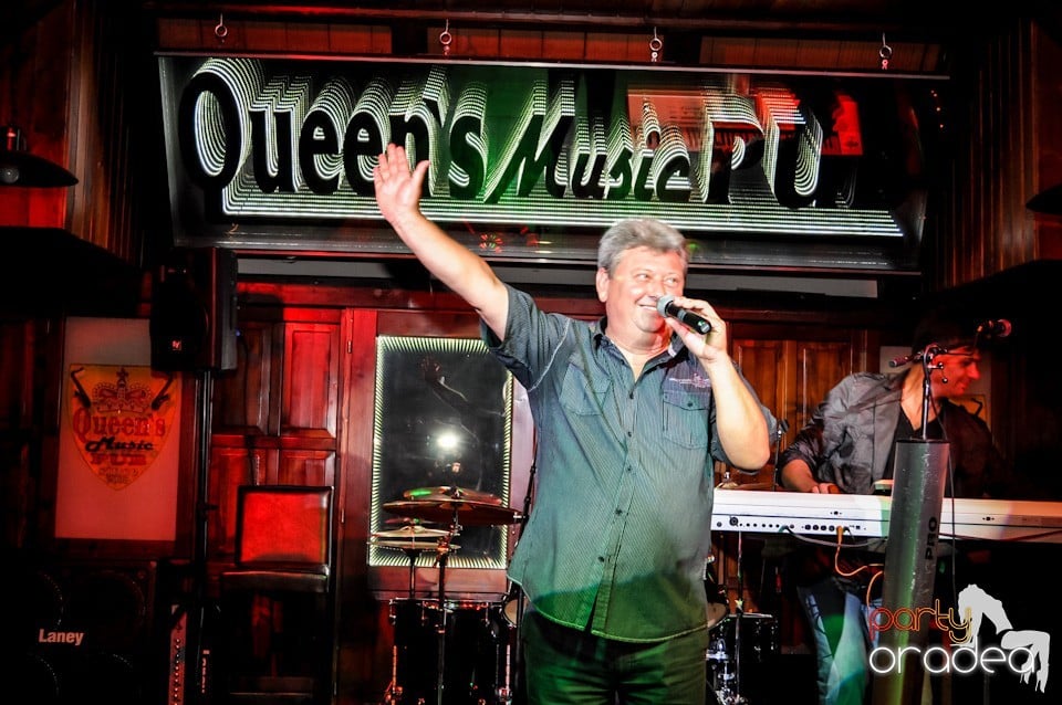 Viata ca un ... Banc, Queen's Music Pub