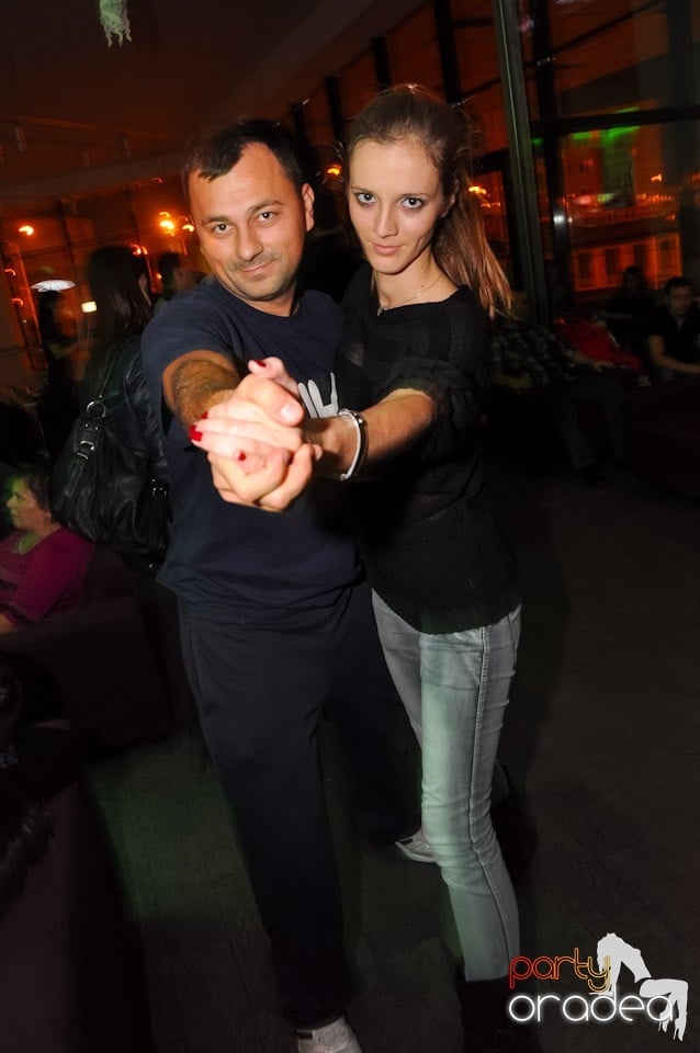 Vineri dansăm în Blondy's,