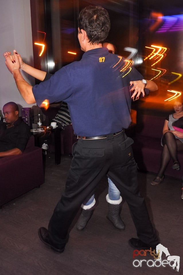 Vineri dansăm în Blondy's,