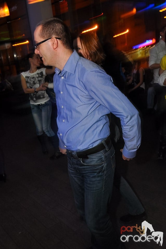 Vineri dansăm în Blondy's,