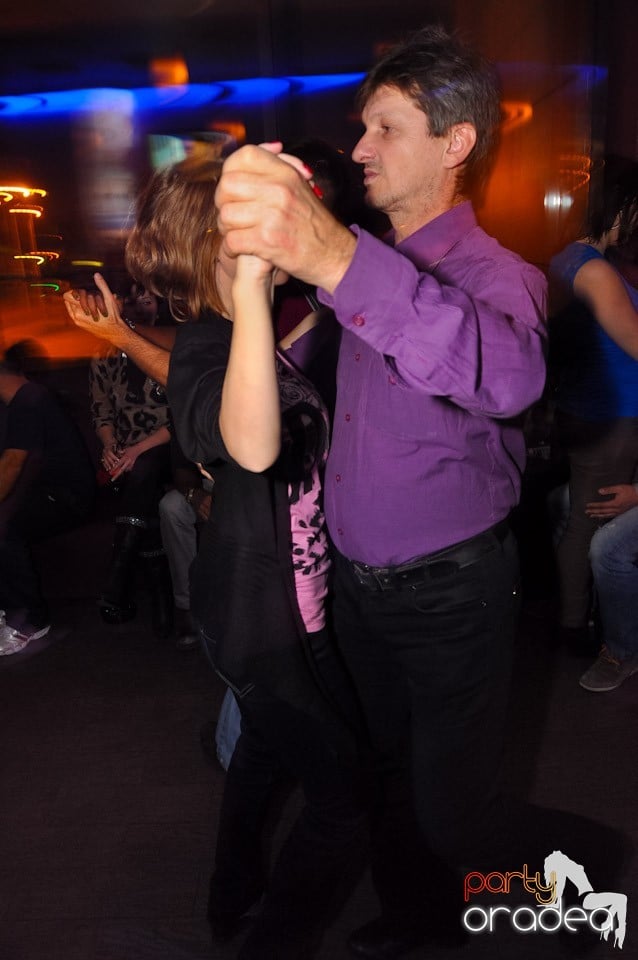 Vineri dansăm în Blondy's,