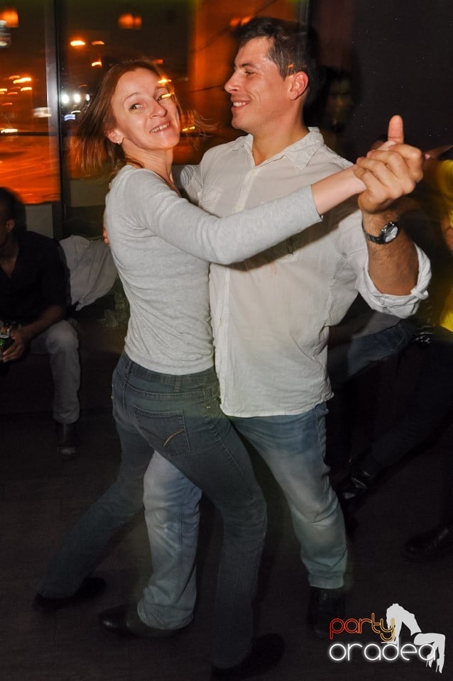 Vineri dansăm în Blondy's,
