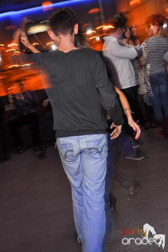 Vineri dansăm în Blondy's,