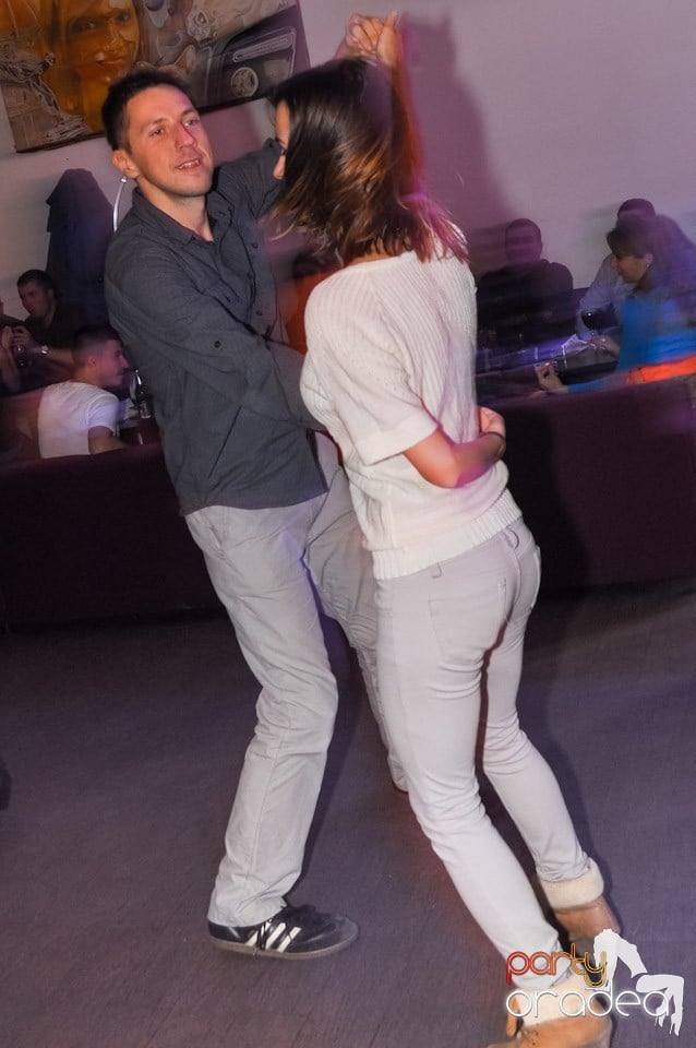 Vineri dansăm în Blondy's,