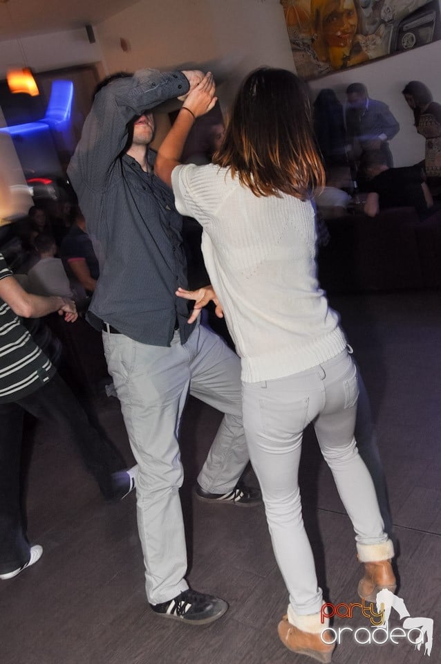 Vineri dansăm în Blondy's,