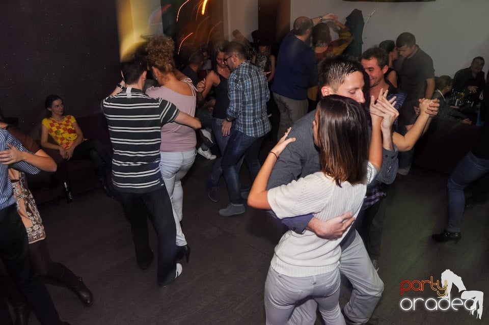 Vineri dansăm în Blondy's,