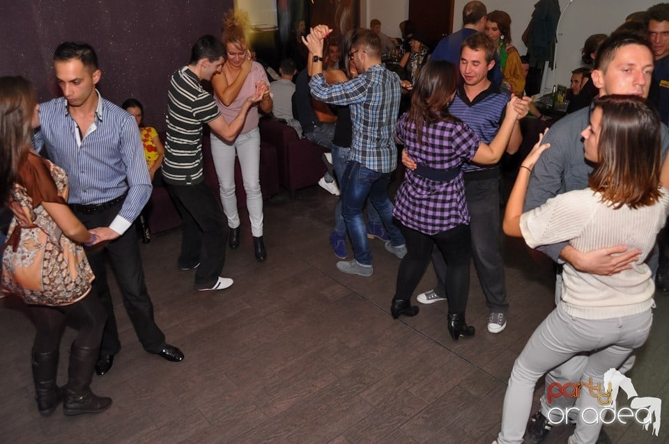 Vineri dansăm în Blondy's,
