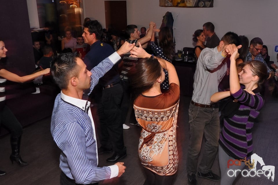 Vineri dansăm în Blondy's,