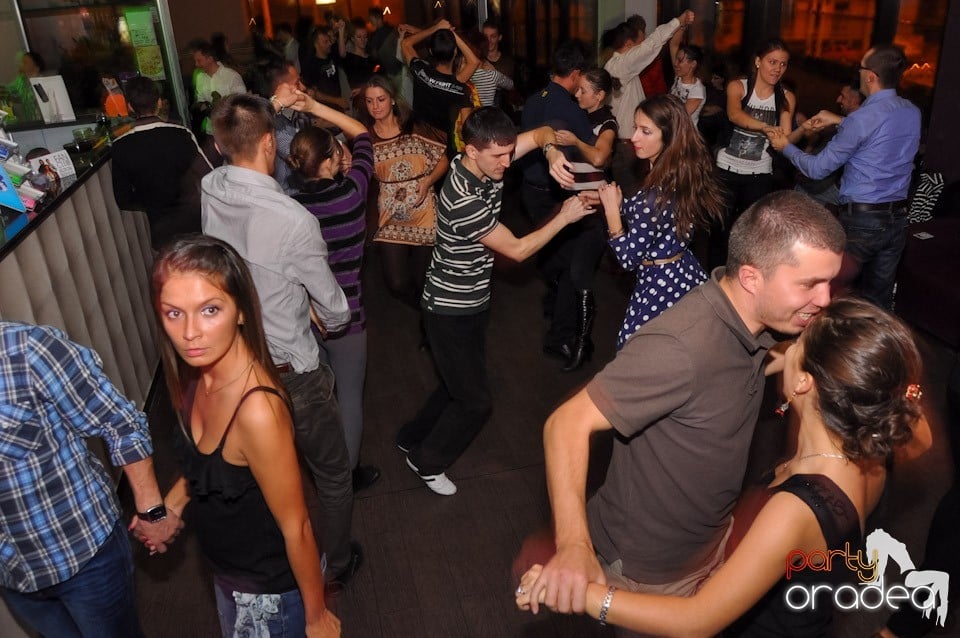 Vineri dansăm în Blondy's,