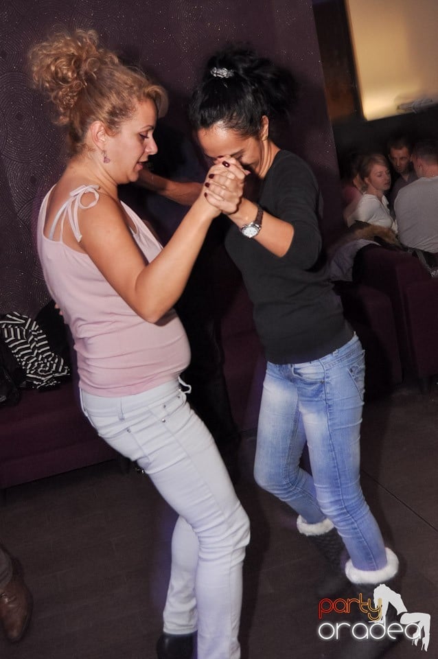 Vineri dansăm în Blondy's,
