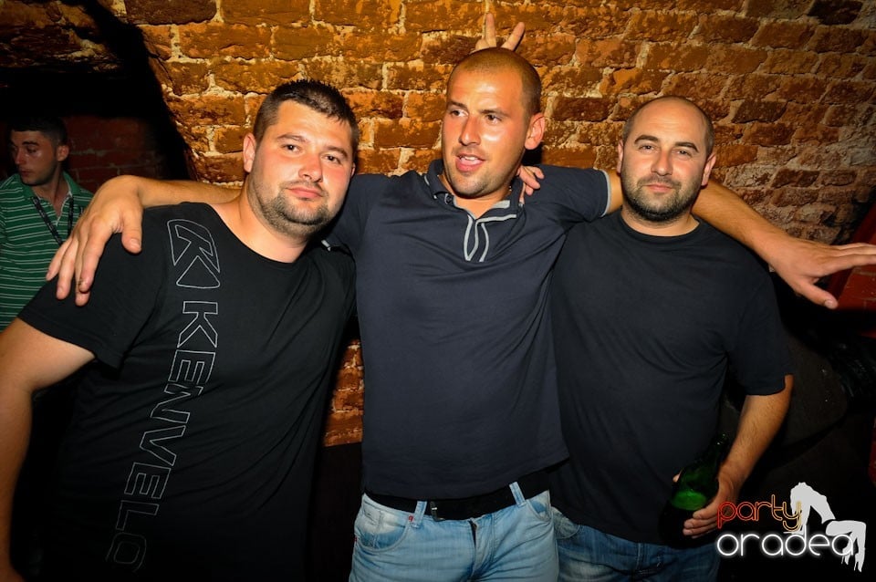Vineri noaptea @ Club Escape,