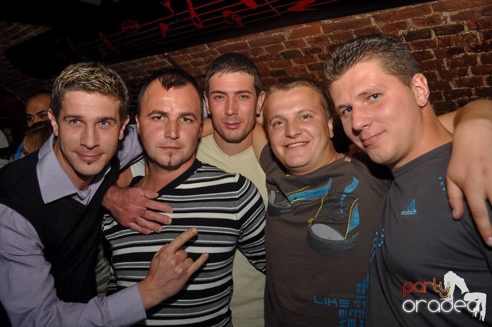 Vineri noaptea @ Club Escape, 