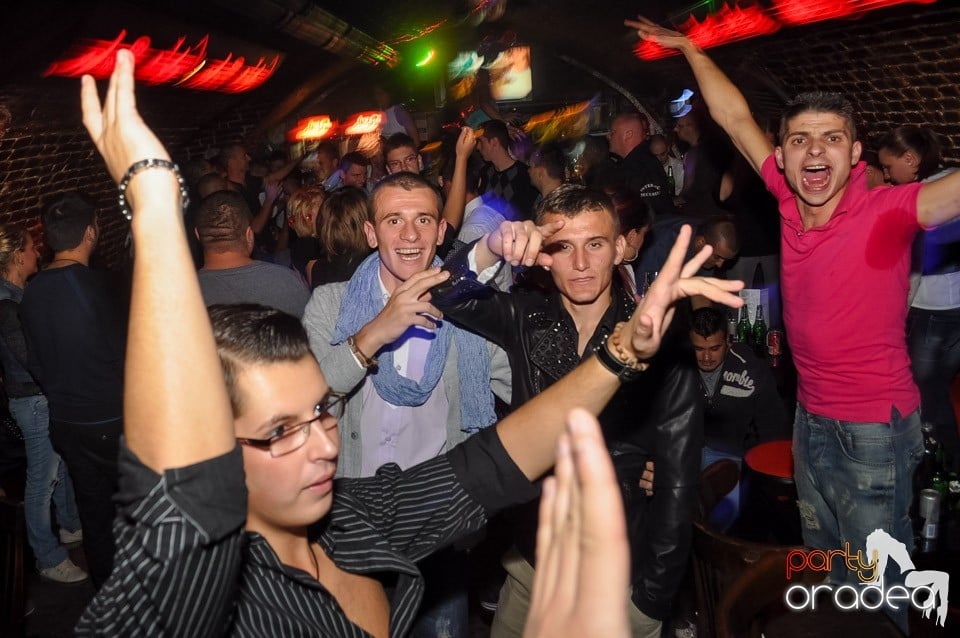 Vineri noaptea @ Club Escape, 