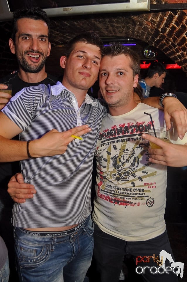 Vineri noaptea @ Club Escape, 