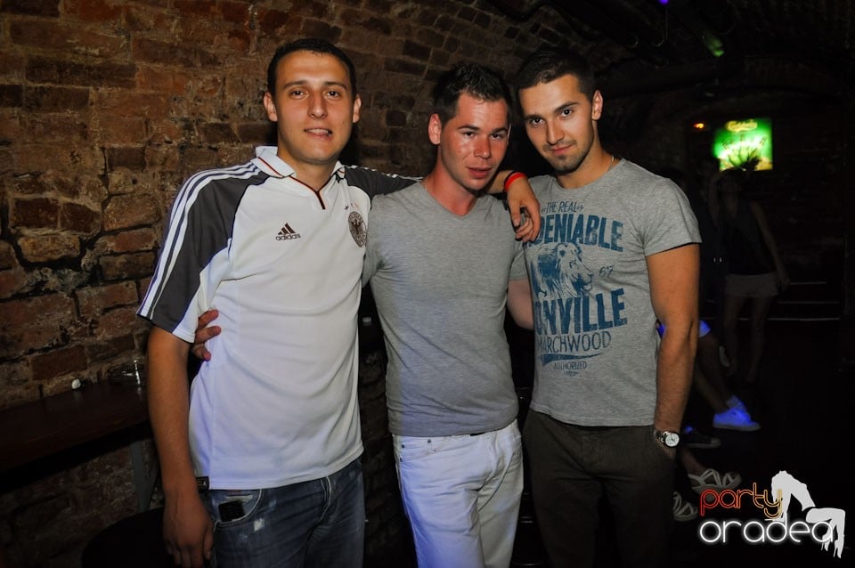 Vineri noaptea @ Club Escape,