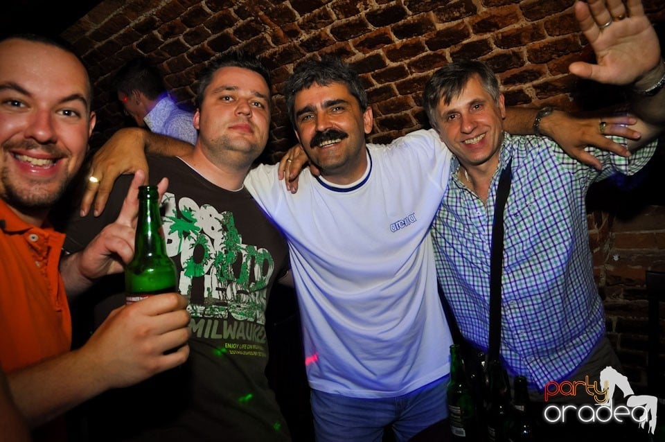 Vineri noaptea @ Club Escape,