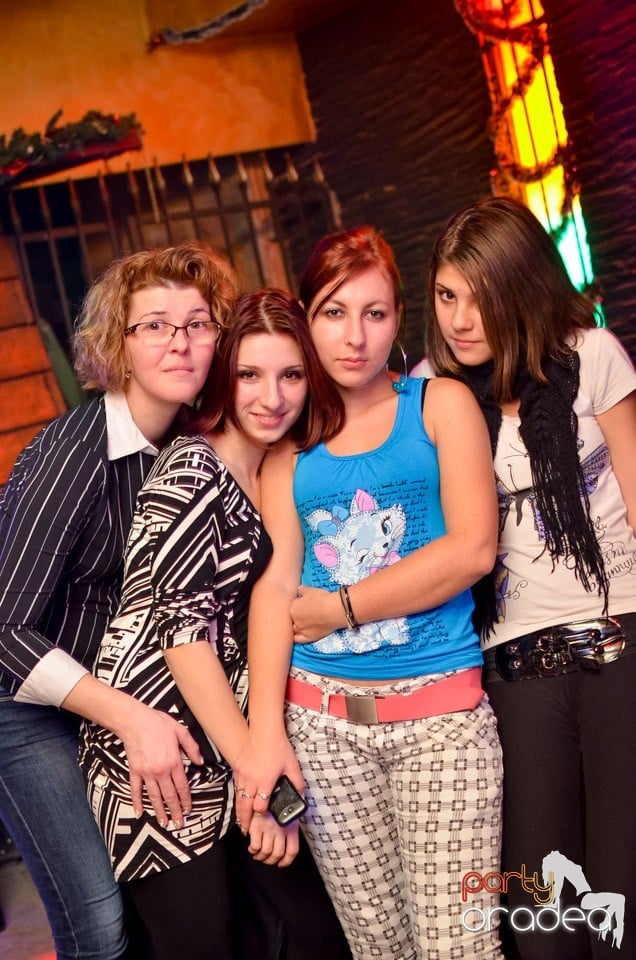 Vineri noaptea în Club Downtown,