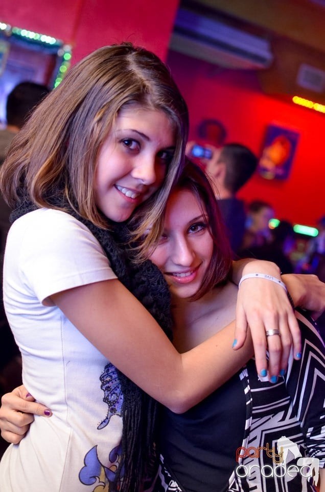 Vineri noaptea în Club Downtown,