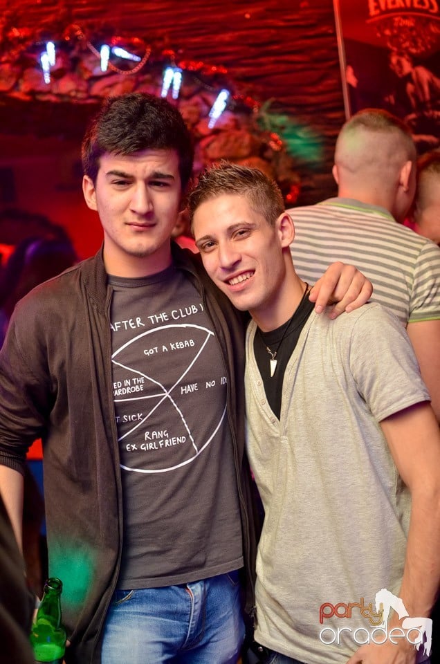 Vineri noaptea în Club Downtown,