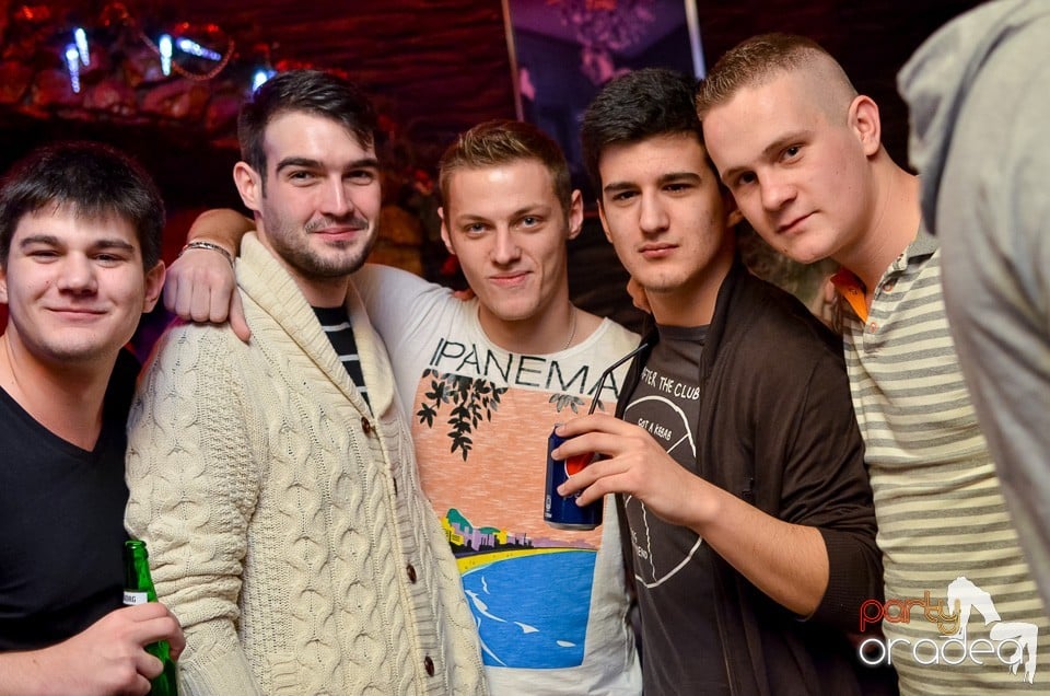 Vineri noaptea în Club Downtown,