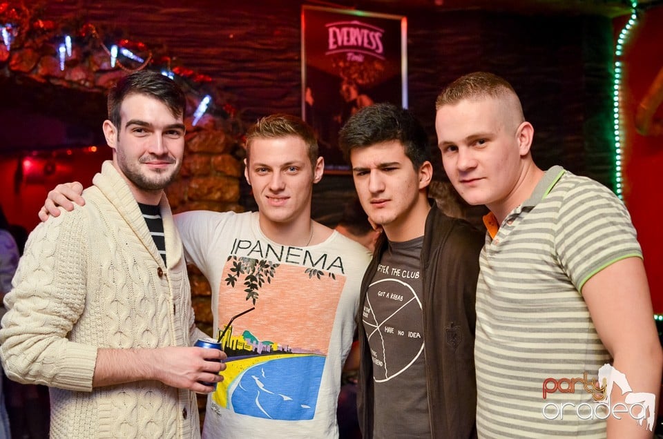 Vineri noaptea în Club Downtown,
