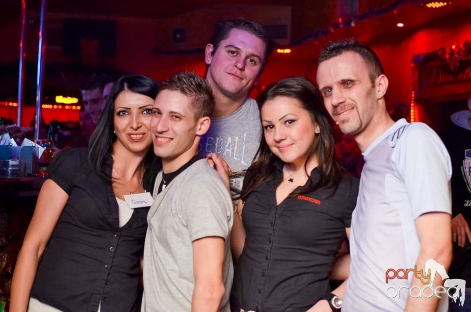 Vineri noaptea în Club Downtown,