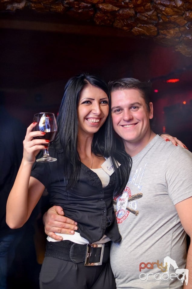 Vineri noaptea în Club Downtown,