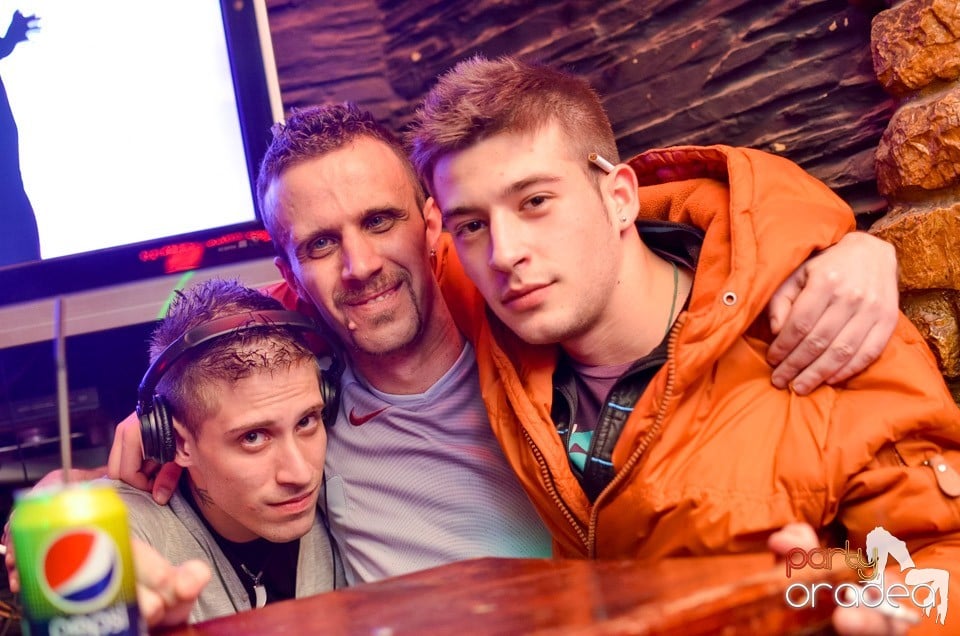 Vineri noaptea în Club Downtown,