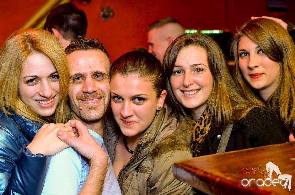 Vineri noaptea în Club Downtown,