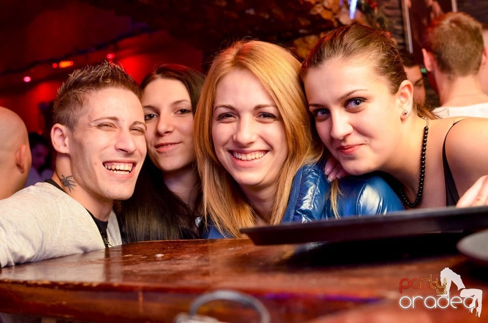 Vineri noaptea în Club Downtown,