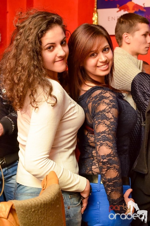 Vineri noaptea în Club Downtown,