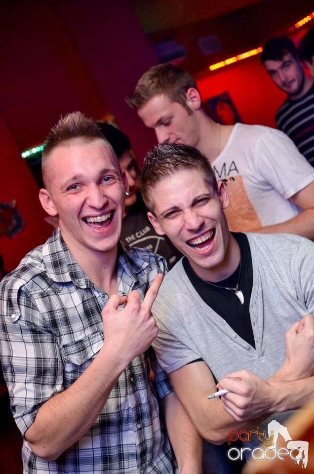 Vineri noaptea în Club Downtown,