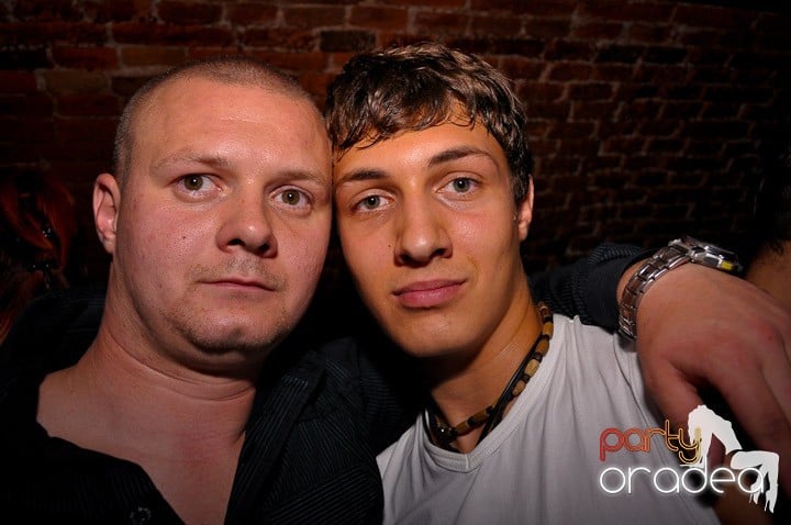 Vineri noaptea în Club Escape, 