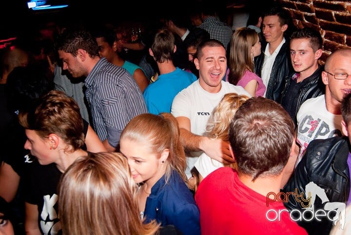 Vineri noaptea în Club Escape, 