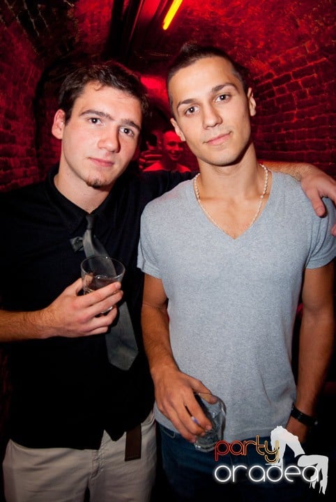 Vineri noaptea în Club Escape, 