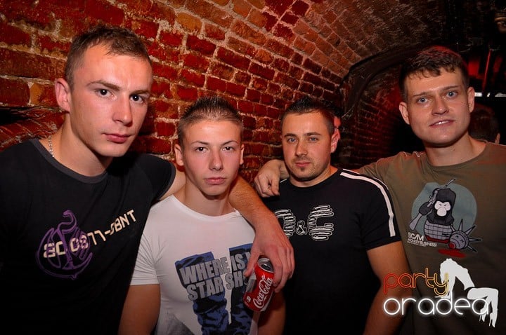 Vineri noaptea în Club Escape, 